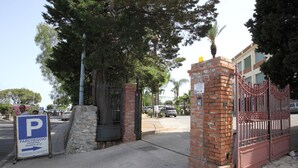 A gated parking area with a sign indicating 'Parcheggio Parkingplatz'. - Lady Hill (Taormina)