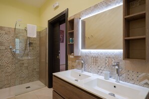 Habitación triple superior, baño privado, vistas al jardín (Camera Tripla 6) | Baño