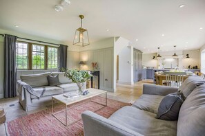 TV, fireplace - Large family friendly holiday home in the Cotswolds - Willows House (Lower Swell)
