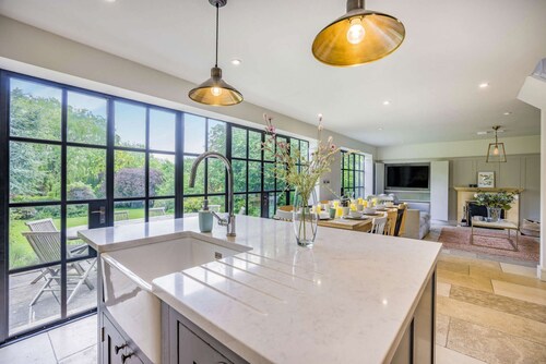 Large family friendly holiday home in the Cotswolds - Willows House