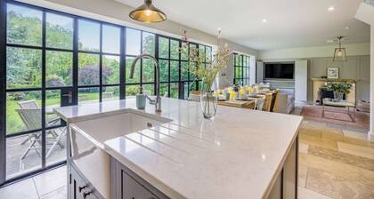 Large family friendly holiday home in the Cotswolds - Willows House