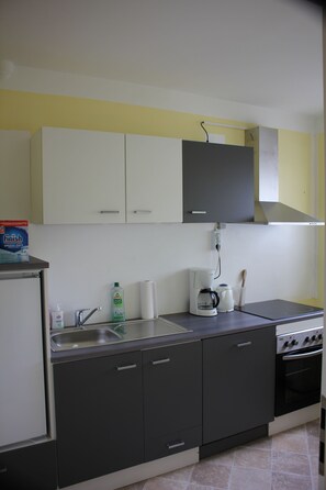 Réfrigérateur, plaque de cuisson, lave-vaisselle, cafetiÚre/bouilloire