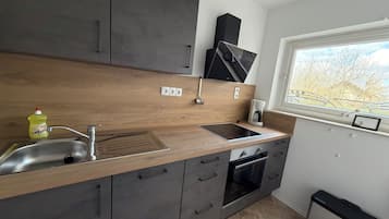 Een koelkast, een kookplaat, een vaatwasser