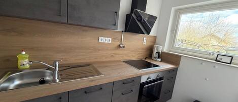 Refrigerador, parrilla de estufa, lavavajillas y cafetera y tetera