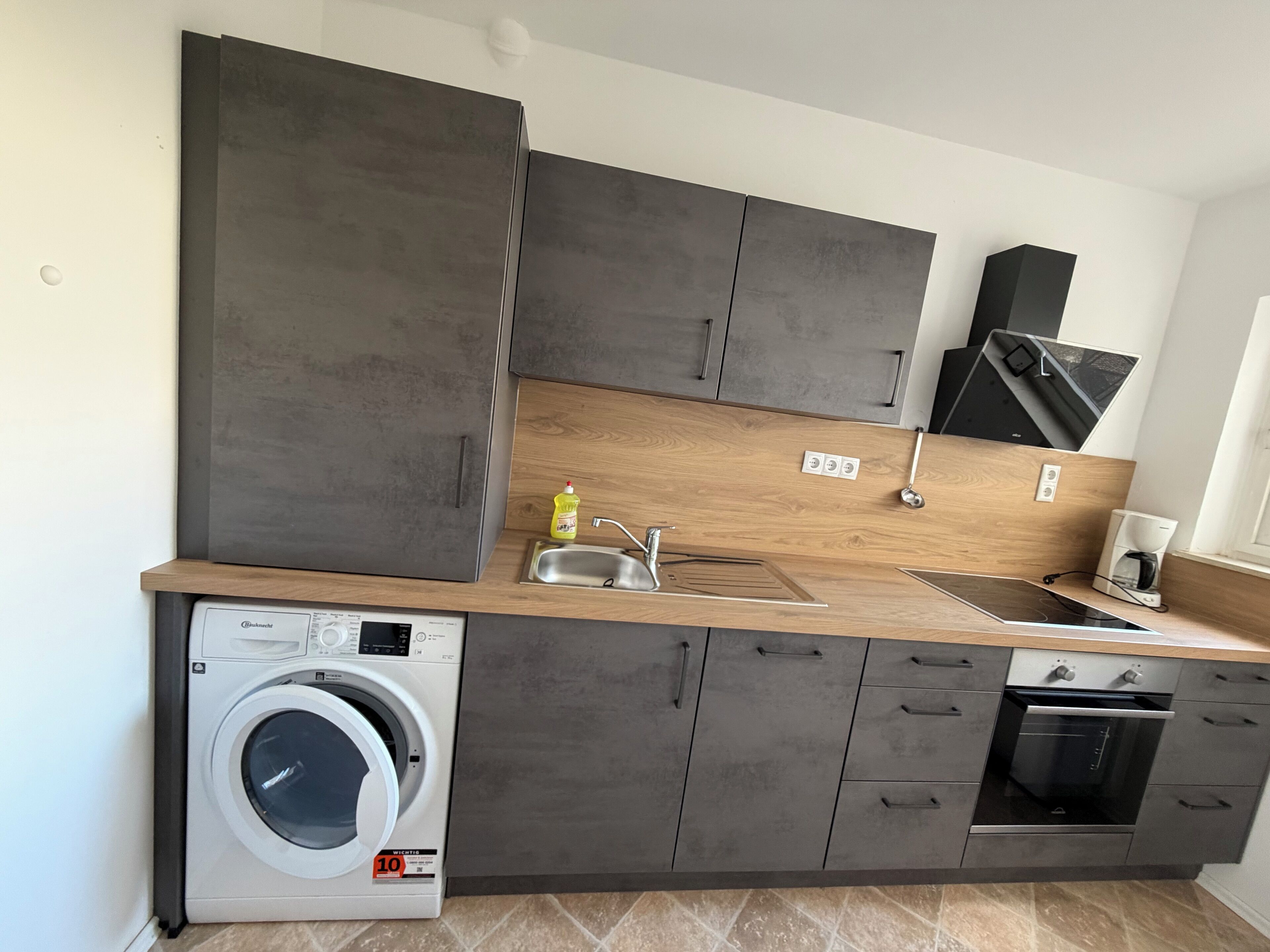 Kylskåp, spishäll, diskmaskin och kaffe- och tebryggare