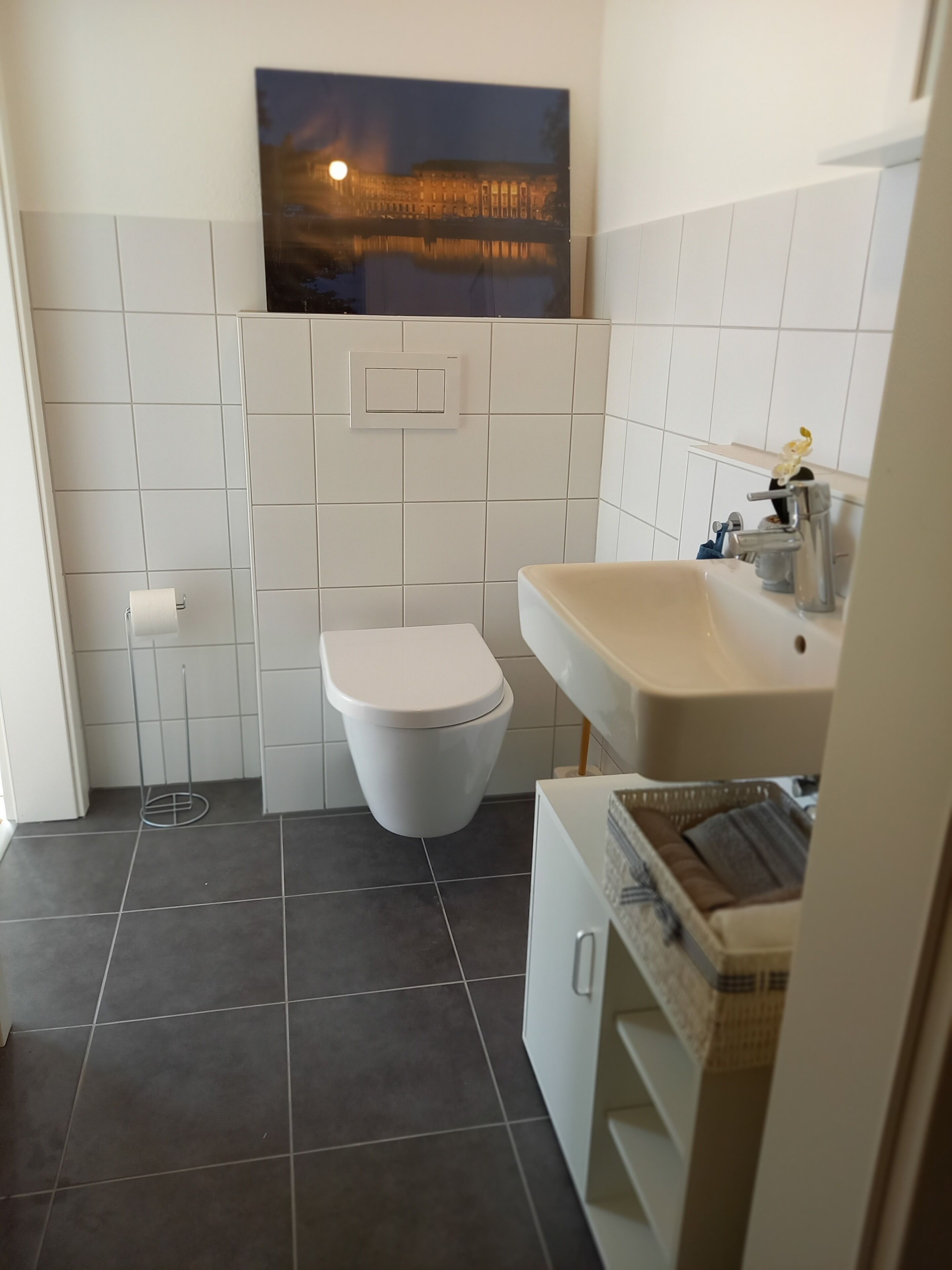 Douche, sèche-cheveux, serviettes fournies, savon