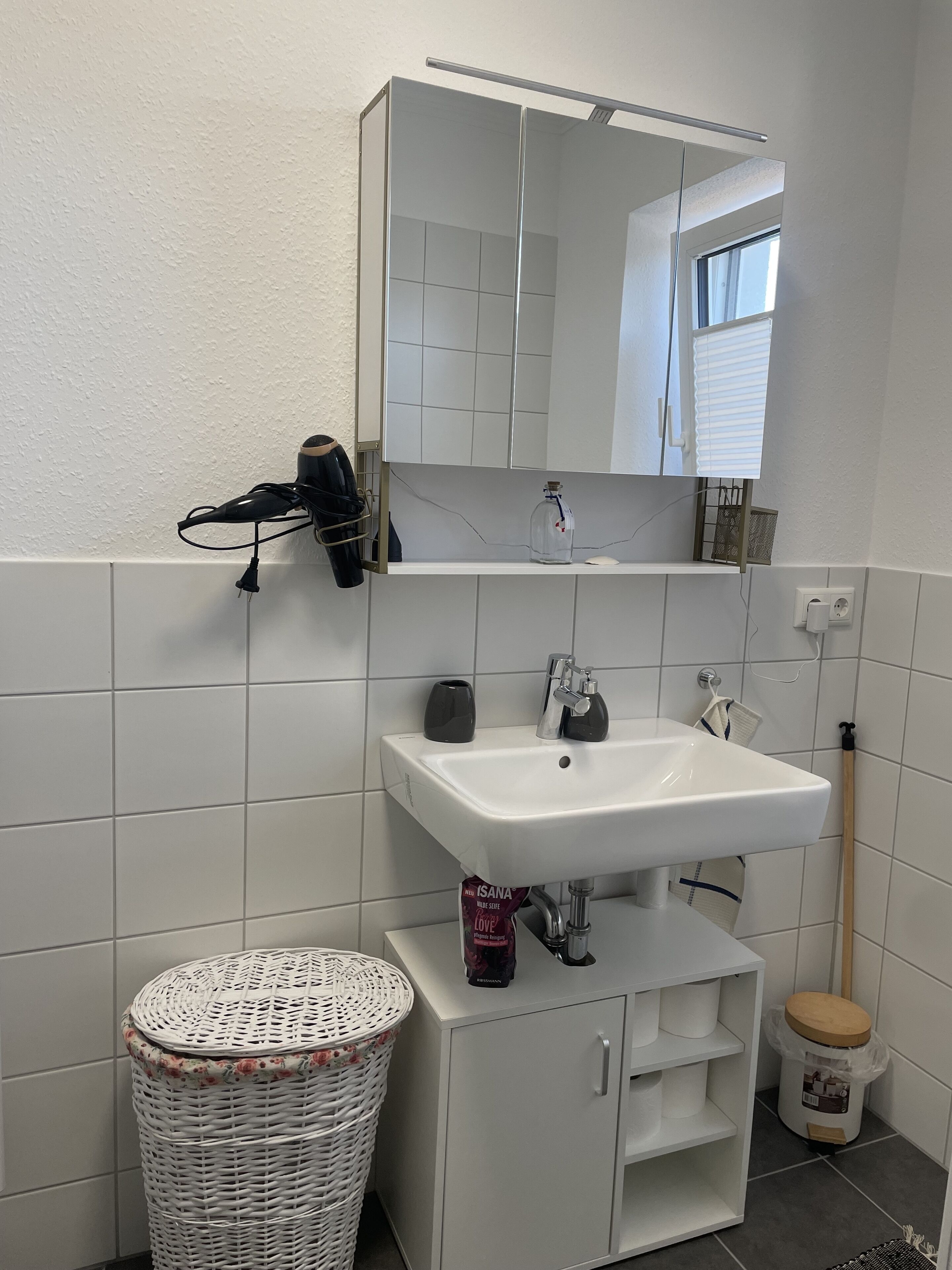 Ducha, secador de pelo, toallas y jabón