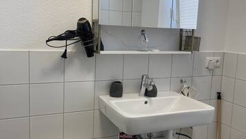 Ducha, secador de pelo, toallas y jabón