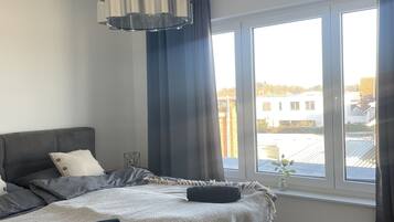 3 bedrooms, desk, WiFi, bed sheets