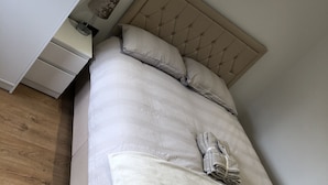 1 bedroom, iron/ironing board, WiFi (free), bed sheets - Impeccable 1-bed House in Orpington (Orpington)
