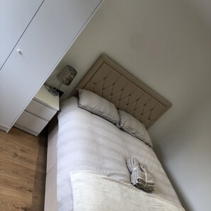 1 habitación, tabla de planchar con plancha, wifi gratis y ropa de cama 