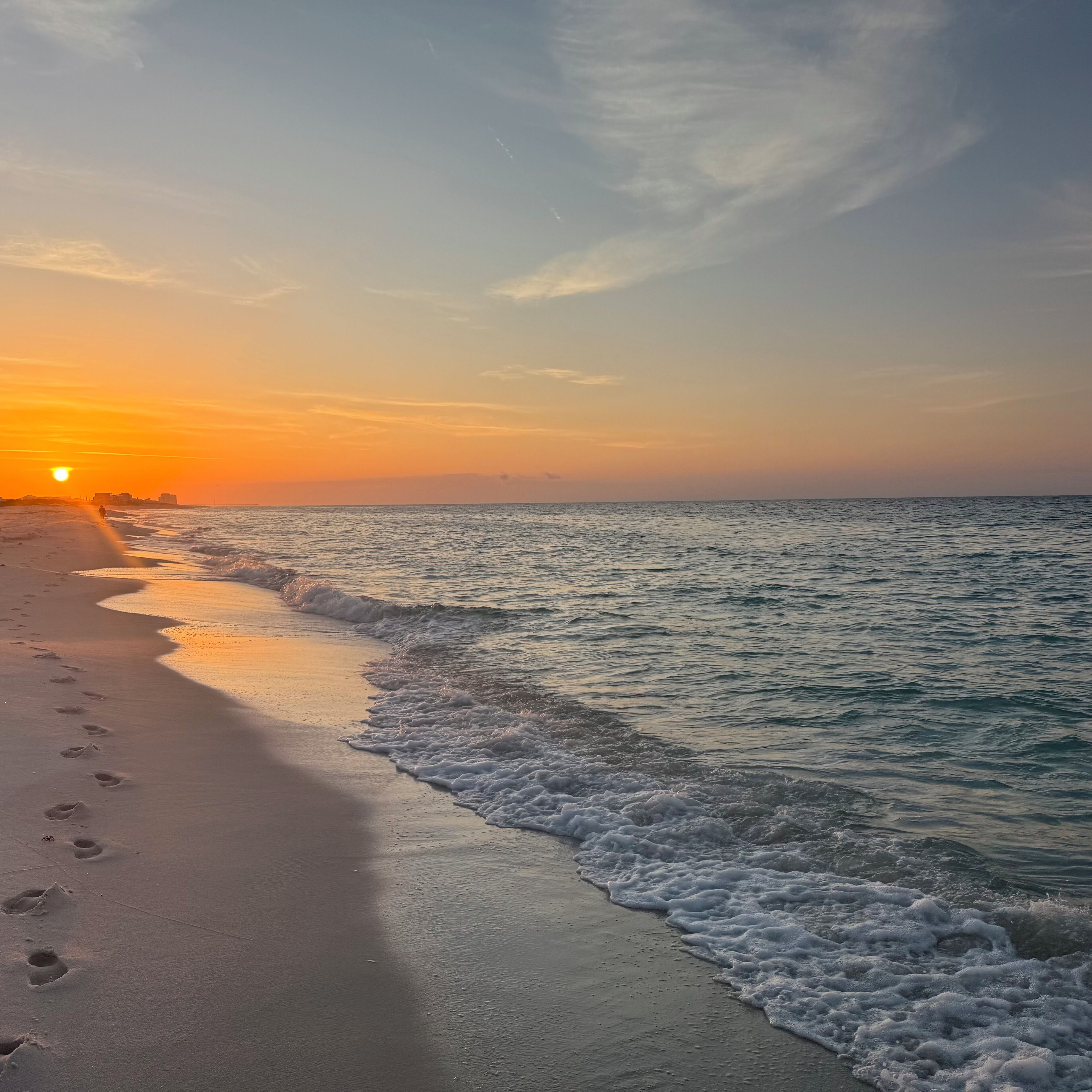 بالقرب من الشاطئ، كراسي للتشمس