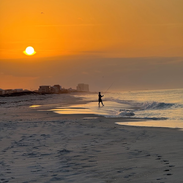 Playa en los alrededores y camastros