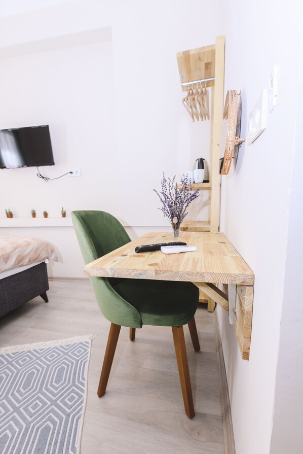 Habitación Confort | Área de sala de estar | Smart TV de 55 cm con canales digitales y televisión 