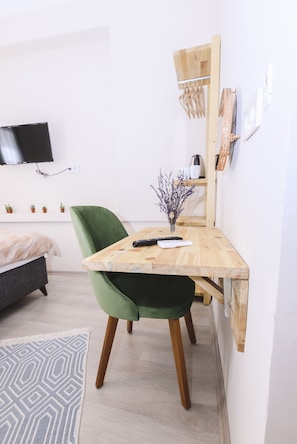 Chambre Confort | Coin séjour | TV connectée de 55 cm avec chaînes numériques, télévision