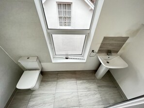 Bathtub, hair dryer, bidet, towels - 4 bedroom house in the heart of wolverhampton (Wolverhampton)