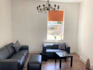 Smart TV - 4 bedroom house in the heart of wolverhampton (Wolverhampton)