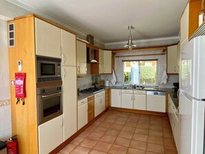 KĂŒhlschrank, Mikrowelle, Ofen, Herdplatte