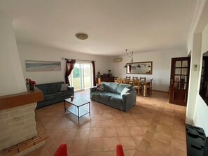 تلفزيون، مدفأة، تنس طاولة