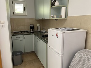 Fridge, stovetop, coffee/tea maker, electric kettle