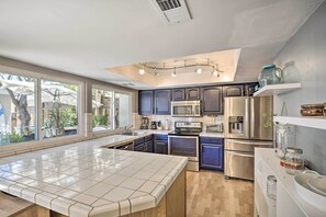 Fridge, microwave, stovetop, dishwasher