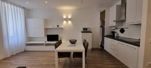 Appartement Deluxe | Aire de séjour | Téléviseur à écran plat de 21 po avec télévision numérique