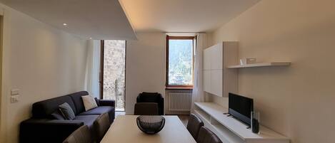 Luxury-Apartment | Wohnbereich | 21-Zoll-Flachbildfernseher mit Digitalempfang