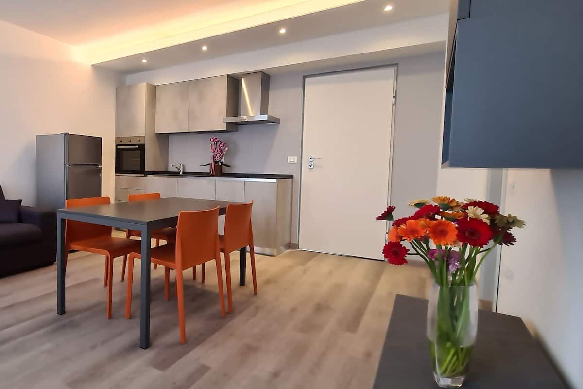 Departamento superior, 1 cama Queen size y sofá cama | Área de sala de estar | Televisión de pantalla plana de 21 pulgadas con canales digitales