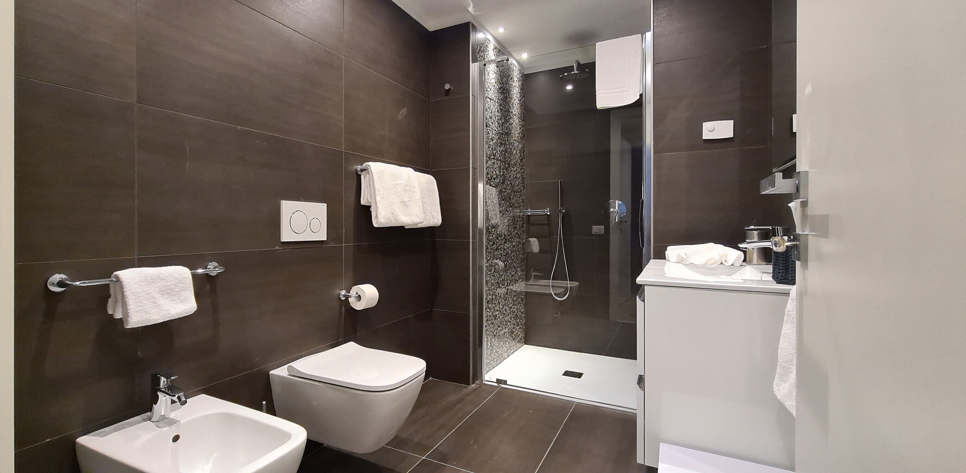 Superior-Apartment, 1 Queen-Bett und Schlafsofa | Badezimmer | Haartrockner, Bidet, Handtücher, Seife