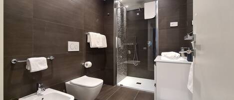 Superior-Apartment, 1 Queen-Bett und Schlafsofa | Badezimmer | Haartrockner, Bidet, Handtücher, Seife