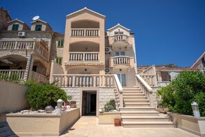 Interior entrance - Hektorović (Bol)