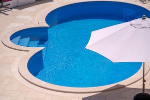 Una piscina al aire libre de temporada
