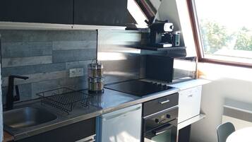 Een koelkast, een microgolfoven, een oven, een kookplaat