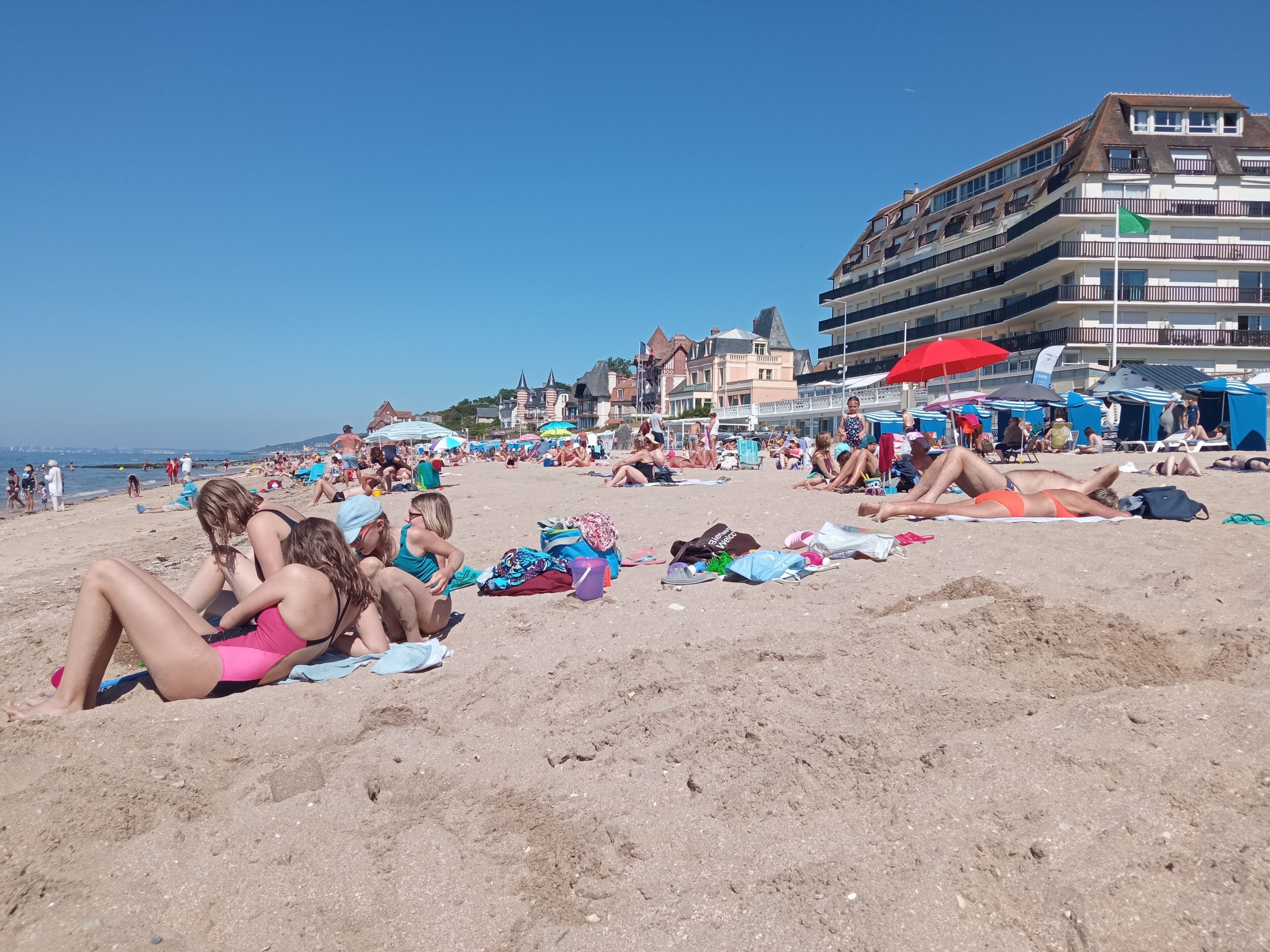 En la playa y camastros 