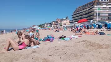 En la playa y camastros