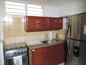 Jääkaappi, uuni, kahvin-/teenkeitin, leivänpaahdin