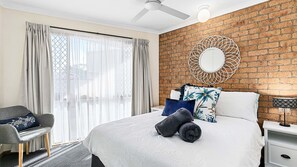 2 bedrooms, iron/ironing board, free WiFi - Seabatical on Cypress - Holiday by the Sea (Urangan)