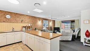 Interior - Seabatical on Cypress - Holiday by the Sea (Urangan)