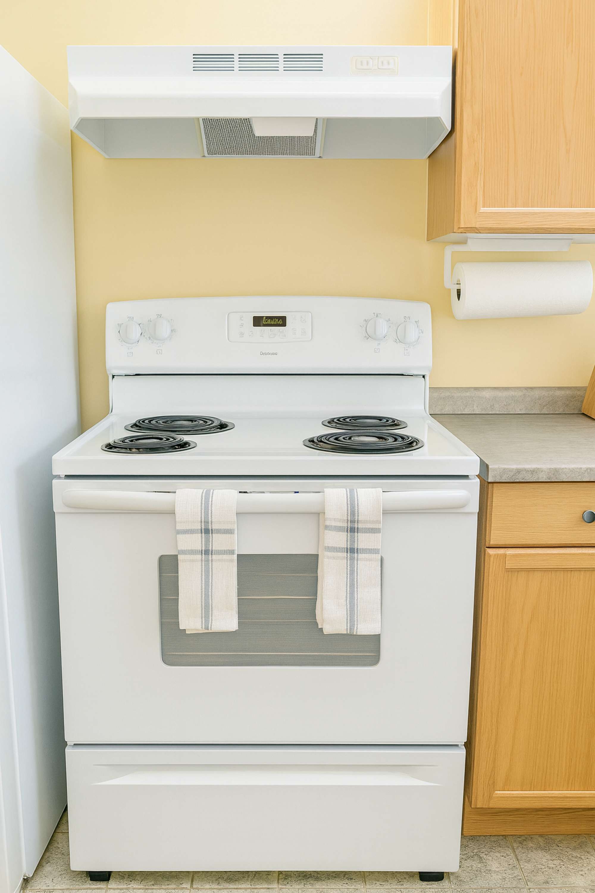 Coffee/tea maker, full-size fridge, microwave, oven