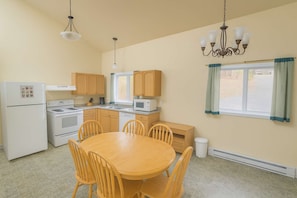 Coffee/tea maker, full-size fridge, microwave, oven