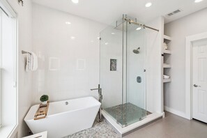 Baignoire, séchoir à cheveux, serviettes fournies