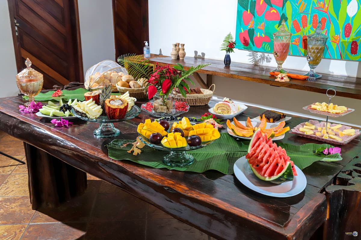 Uma mesa de buffet com diversos alimentos e elementos decorativos.