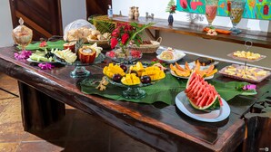 Una mesa de buffet con diversos alimentos y elementos decorativos.