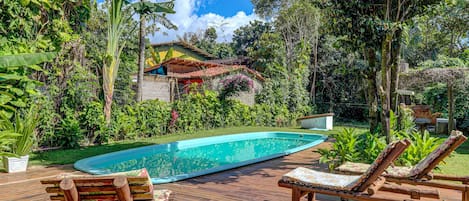 Piscine extérieure, chaises longues