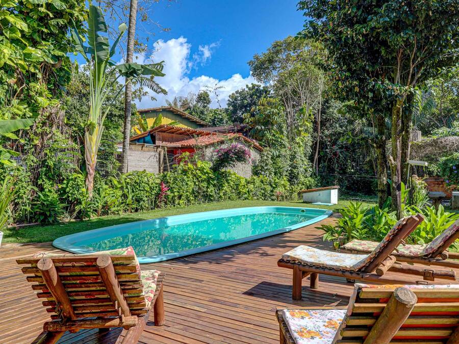 Piscina all'aperto, lettini