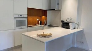 Een koelkast, een magnetron, een oven, een kookplaat
