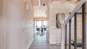 Bergwaldchalet Komfort | Wohnbereich | 50-Zoll-Smart-TV mit Satellitenempfang, Fernseher