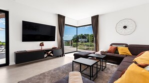TV - Charming Villa Faloniga with infinity pool (Bajkini)