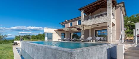 Infinity-Pool, Liegestühle