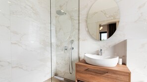 Shower, hair dryer, towels - Charming Villa Faloniga with infinity pool (Bajkini)